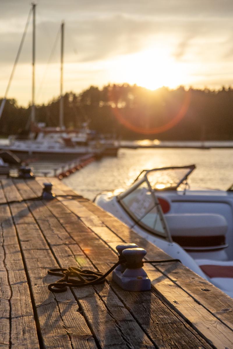 Kuva auringonlaskusta satamassa