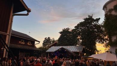 Paljon väkeä ja kylätunnelmaa Mathildedalin illassa.