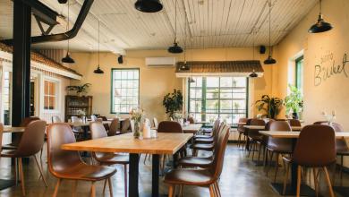 Ravintola Bistro Bruketin sisätila, pöytiä, tuoleja