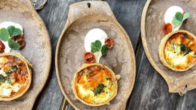 ruoka-annoksia puupöydän päällä