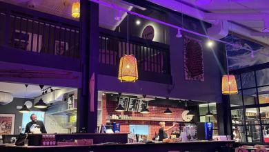 kahvilaravintola missä näkyy tuoleja ja pöytiä