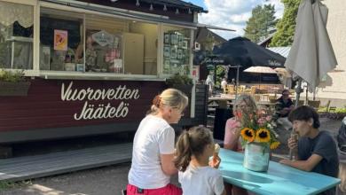 ihmisiä istumassa jäätelökioski viettelysten vaunun edessä