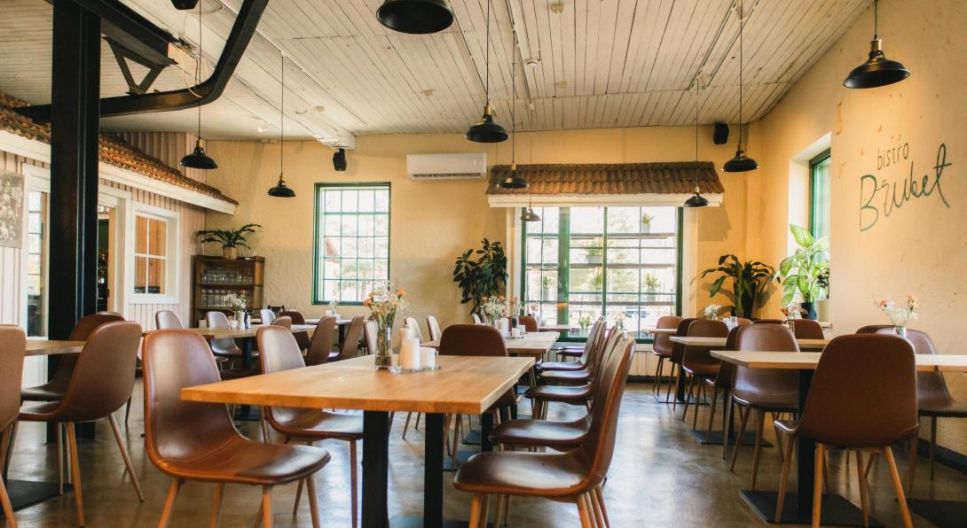 Ravintola Bistro Bruketin sisätila, pöytiä, tuoleja