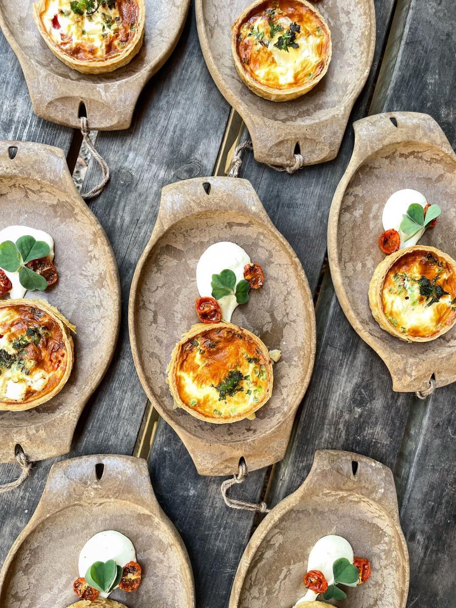 ruoka-annoksia puupöydän päällä