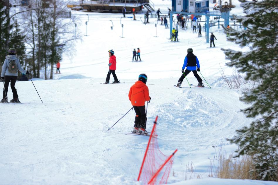 laskettelijoita laskettelurinteillä