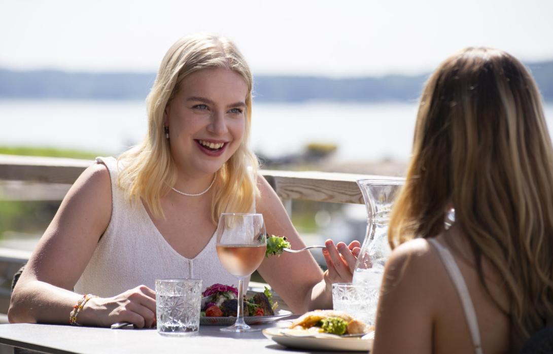 Mathildan Marinan terassi naiset ruokailevat