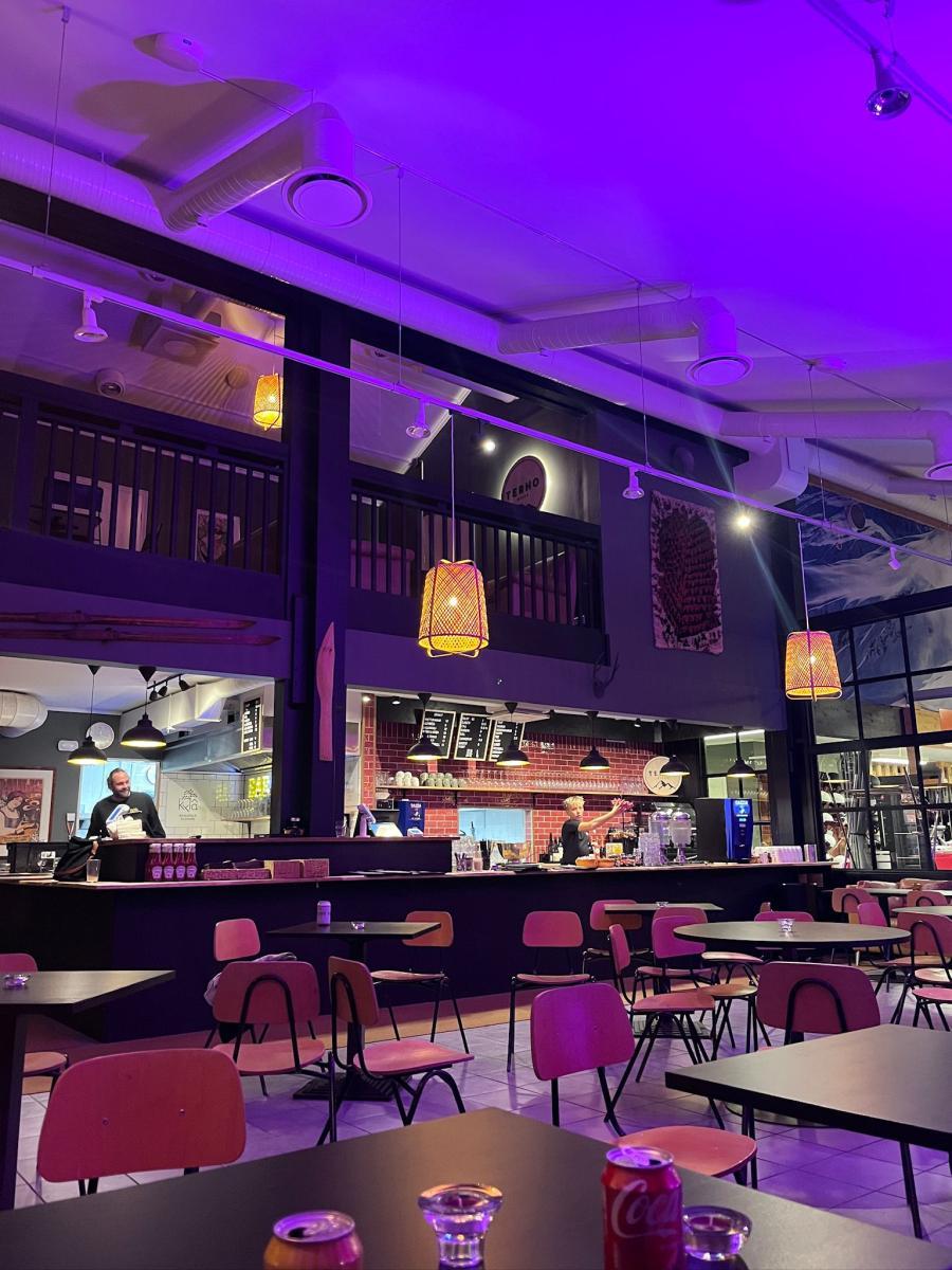 kahvilaravintola missä näkyy tuoleja ja pöytiä